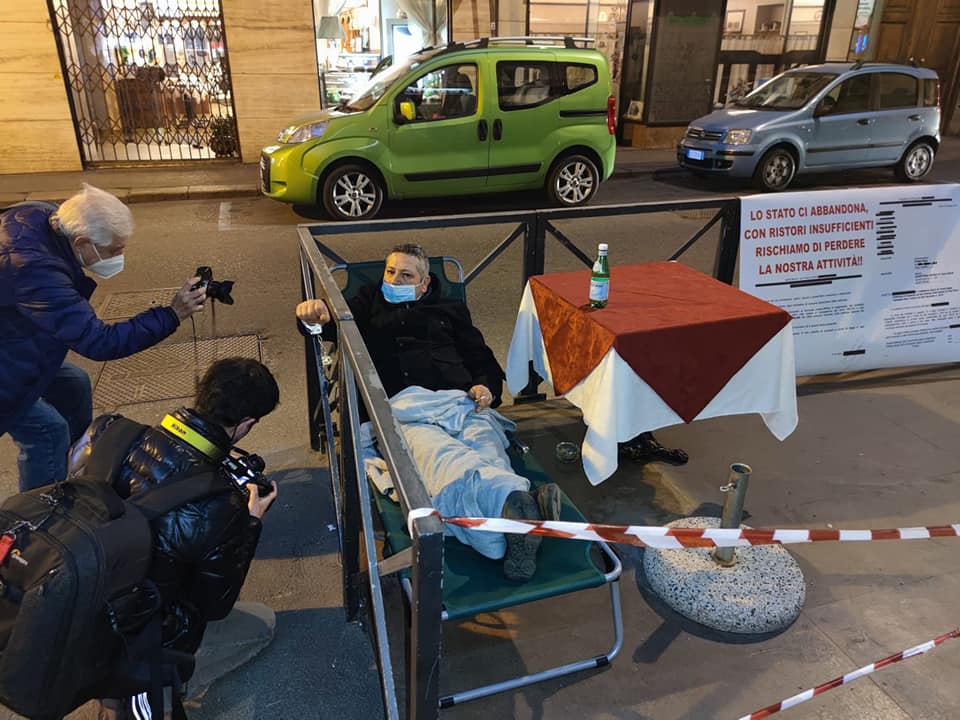 Barista si ammanetta al dehors: protesta contro lockdown e ristori troppo scarni