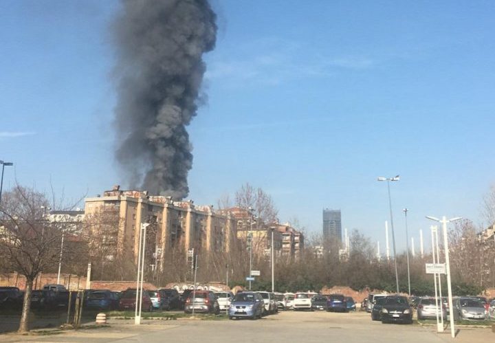 Spaventoso incendio in zona Politecnico: al lavoro tre squadre di Vigili del fuoco