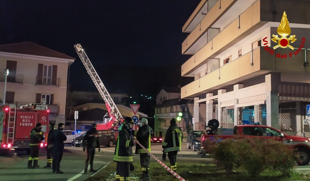 Incendio nelle cantine di un condominio: 18 evacuati, 12 persone lievemente intossicate