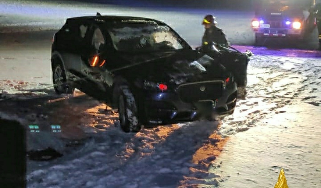 Si ribalta su un pendio innevato: giovane donna perde la vita colpita dalla sua vettura
