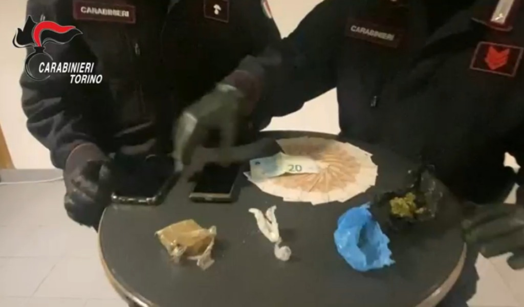Pusher in manette: in tasca qualche dose, in casa 60 grammi di droga