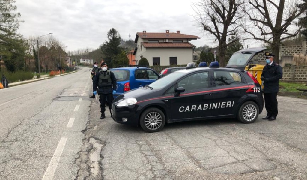 Scippano una pensionata al supermercato, ma i commessi sventano la rapina