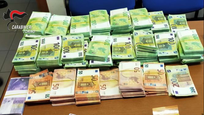 Trovato con 500.000 euro di banconote false “fac-simile”: denunciato 21enne