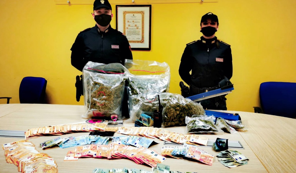 24enne incensurato trovato con tre chili di marijuana e 25mila euro in contanti