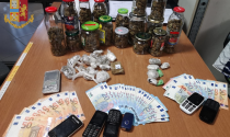 In casa una “conserva” di marijuana, trovati 17 barattoli