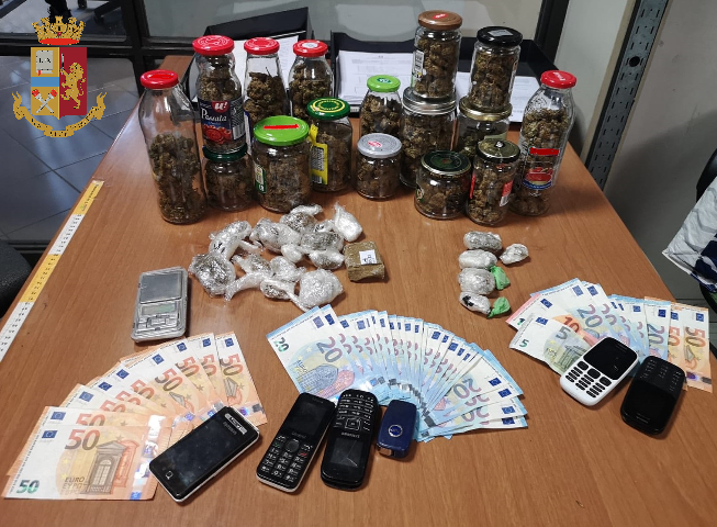 In casa una “conserva” di marijuana, trovati 17 barattoli