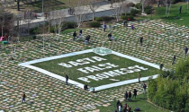 "Basta false promesse" la scritta dei Fridays for Future sotto il grattacielo Intesa San Paolo