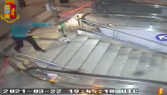 Atti vandalici alla fermata Carducci-Molinette Ovest