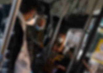 Video virale da Torino: altra lite sull'autobus, il nonnino la mascherina proprio non la vuol tenere