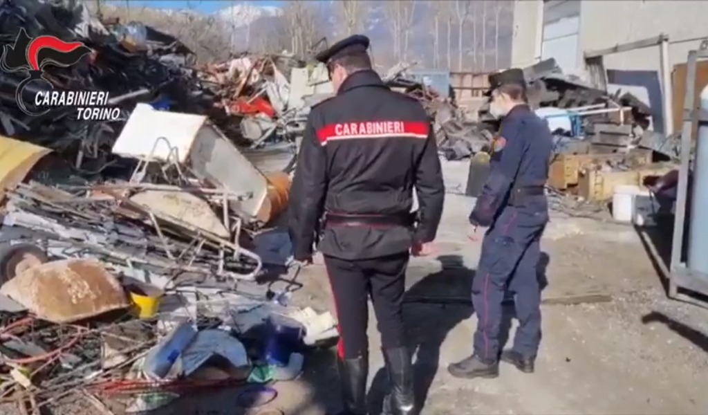 Discarica abusiva in azienda stoccaggio rifiuti, area sequestrata e titolare denunciato