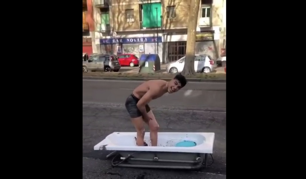 Il video del bagno in corso Novara, porta una vasca in strada per protestare contro chi gli ha staccato la luce