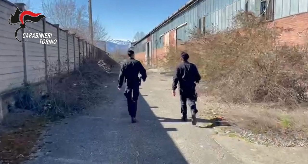 Arrestato mentre tenta di smontare (e rubare) porte e finestre di un capannone industriale in disuso
