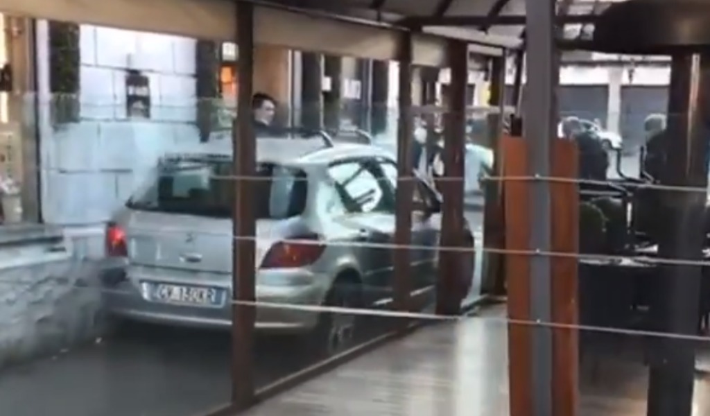 Il video dell’automobilista che passa (al pelo) tra un muro e il dehor di un bar