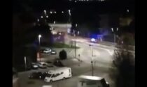 Il video del ragazzino che ruba l'auto della mamma e sperona quella dei carabinieri