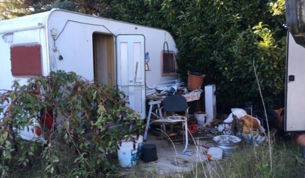 Insediamento abusivo di nomadi, 48ore per sgomberare l’area poi scatta il sequestro dei mezzi