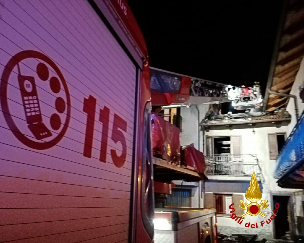 Brucia il tetto di una casa e danni anche al primo piano