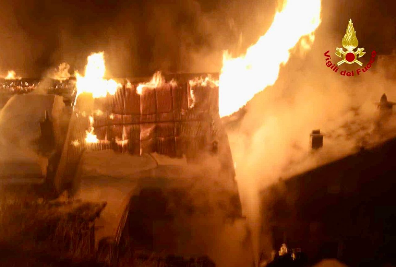 Incendio baite, l’intervento dei vigili del fuoco LE FOTO