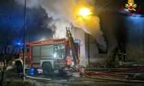 Le foto dell'incendio nella notte in un magazzino di Bussoleno