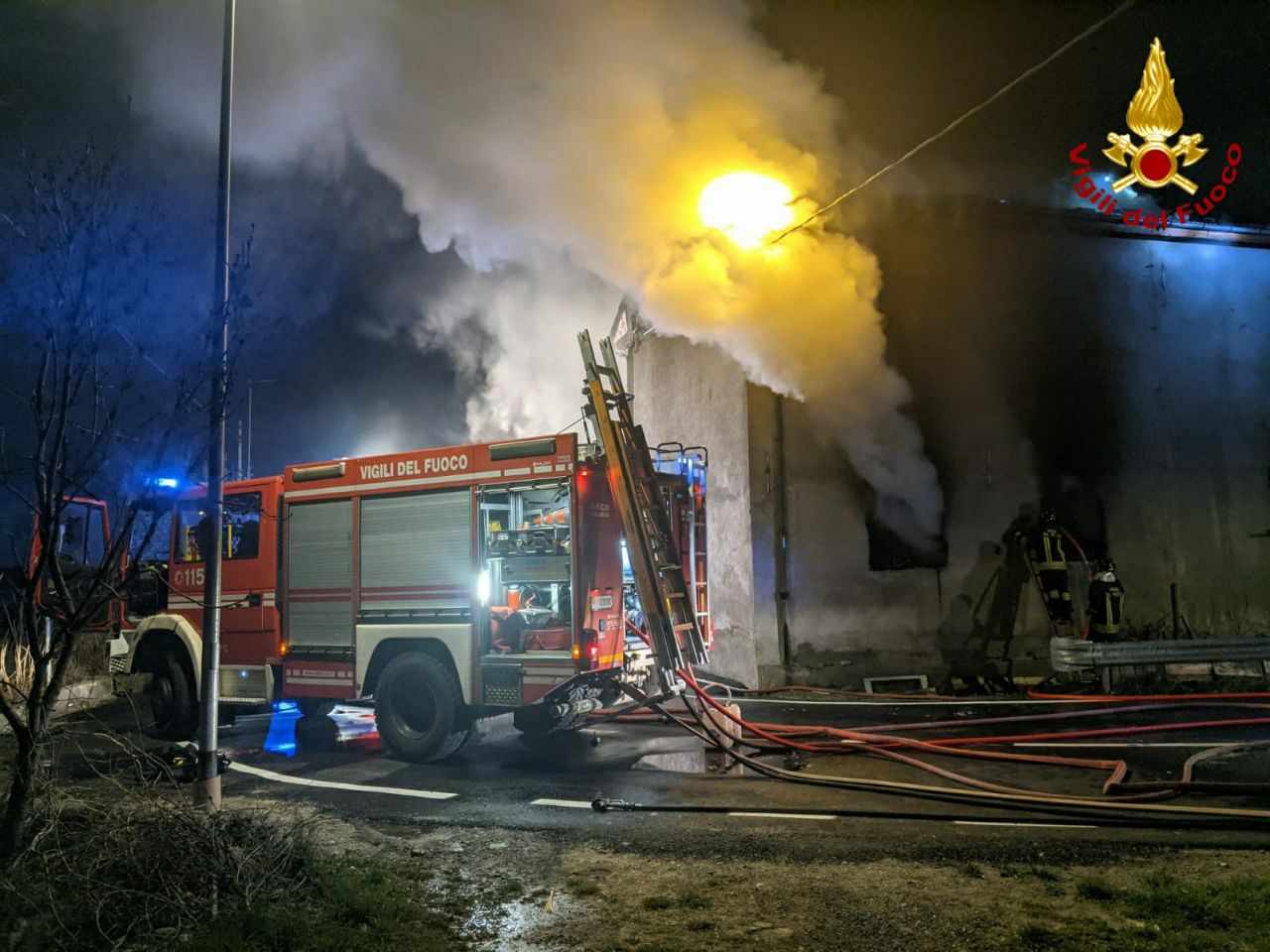 Le foto dell’incendio nella notte in un magazzino di Bussoleno