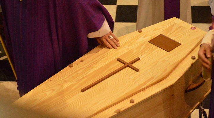 Uno dei figli è sparito: impossibile far cremare la mamma morta