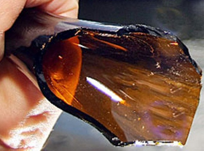 Il collo delle bottiglie rotte nuova arma dei balordi: due casi in poche ore