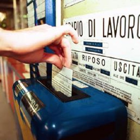 Furbetta del cartellino timbra, esce e va a lavorare da un’altra parte: condannata