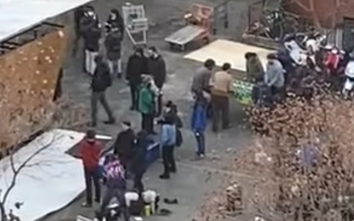 Centro sociale di via Millio: assembramento e mercatino per tutto il pomeriggio