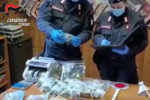 Presi altri due giovanissimi spacciatori: sequestrati sei etti di droga e 3.000 euro in contanti