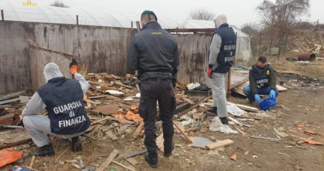 Scoperta una maxi discarica abusiva in via Mascagni a Nichelino: due persone denunciate