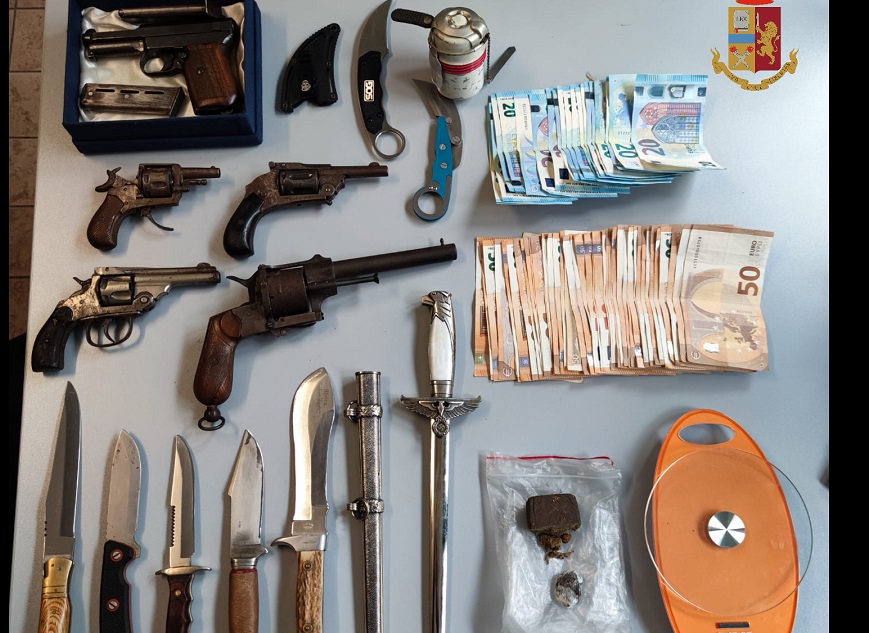 Che ci faceva il pusher ventenne con cinque pistole e otto pugnali in casa?