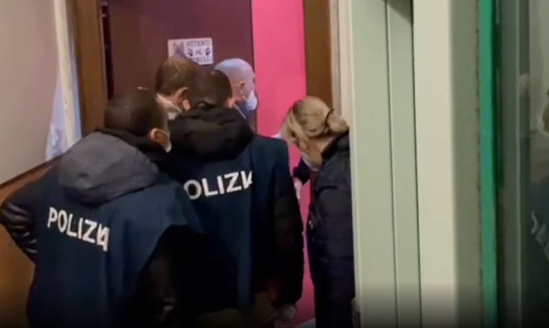 Attrezzi per confezionare la droga e 41.000 euro in contanti, due spacciatori nei guai