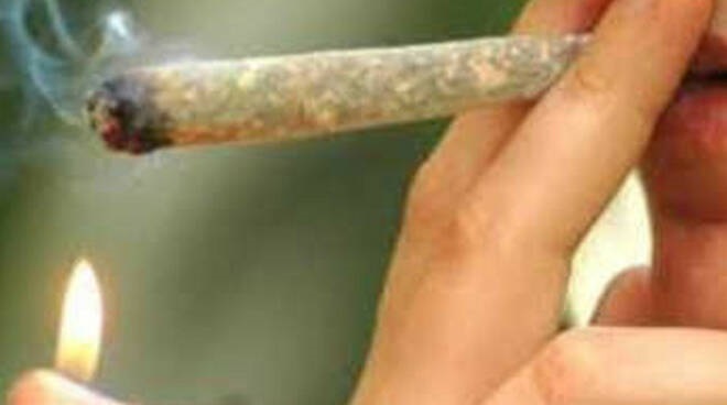 Tenta di vendere “fumo” a un poliziotto in borghese: preso spacciatore marocchino