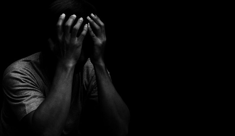 Aspirante suicida salvata dai poliziotti sotto la pioggia