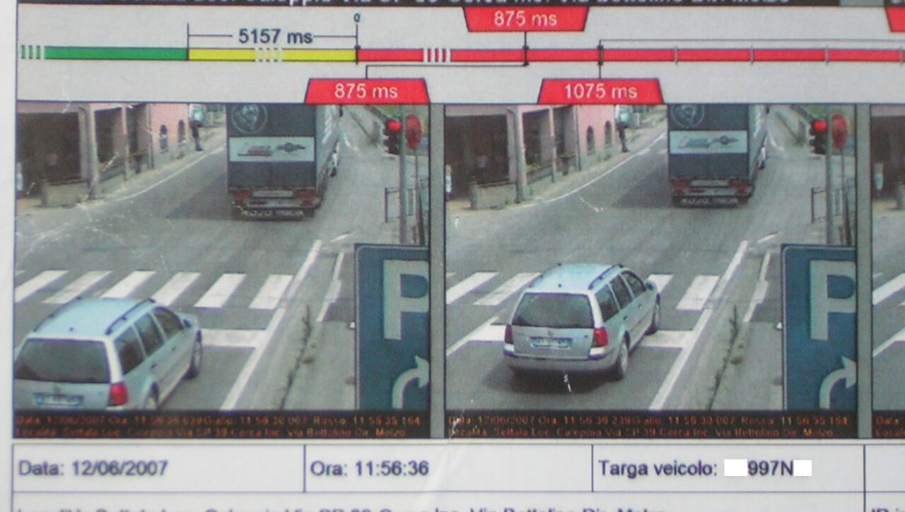 Pioggia di multe con i semafori T-red: oltre 100mila sanzioni in un anno, bufera sul Comune
