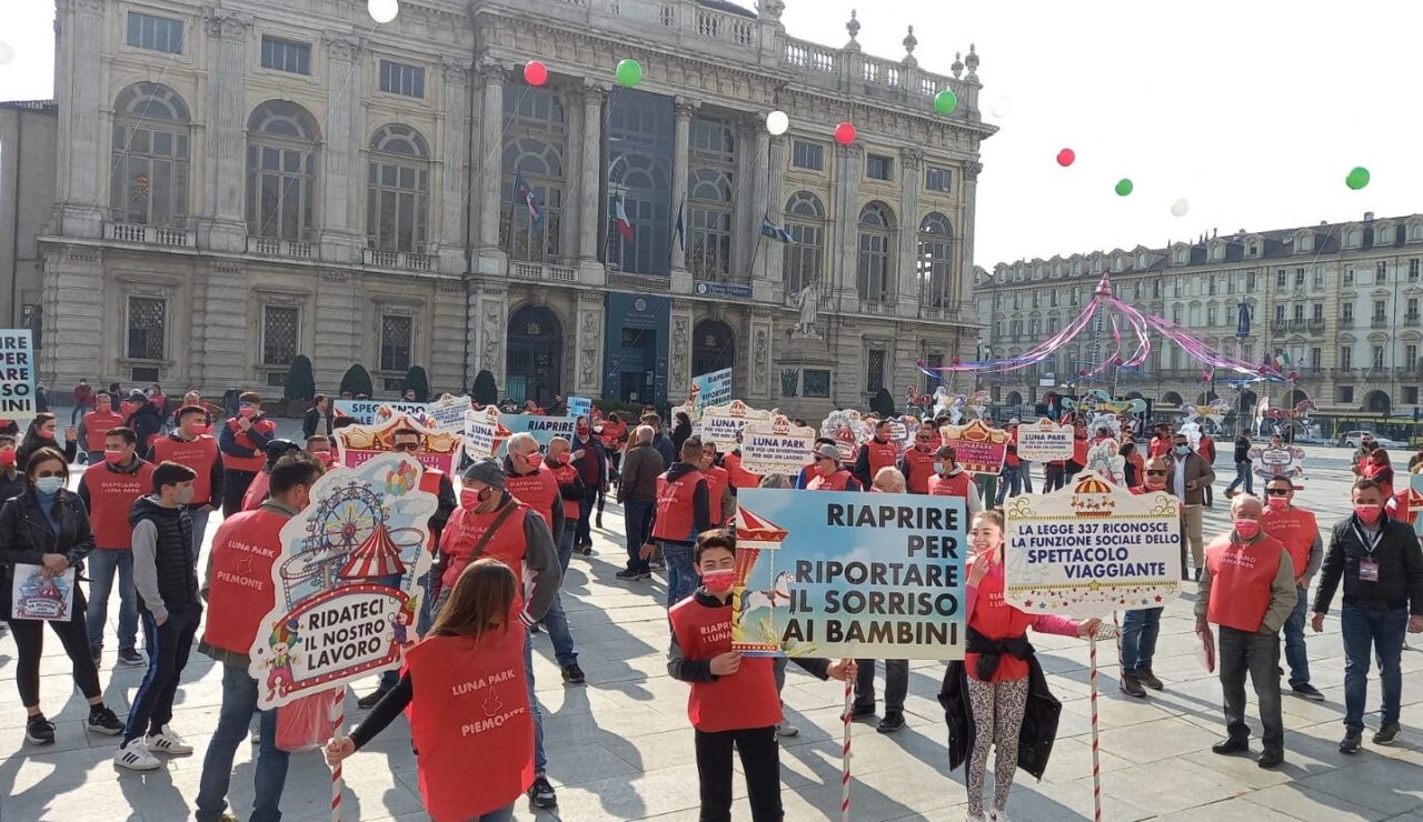Manifestazione dei giostrai in Piazza Castello: “Il lockdown ci uccide”