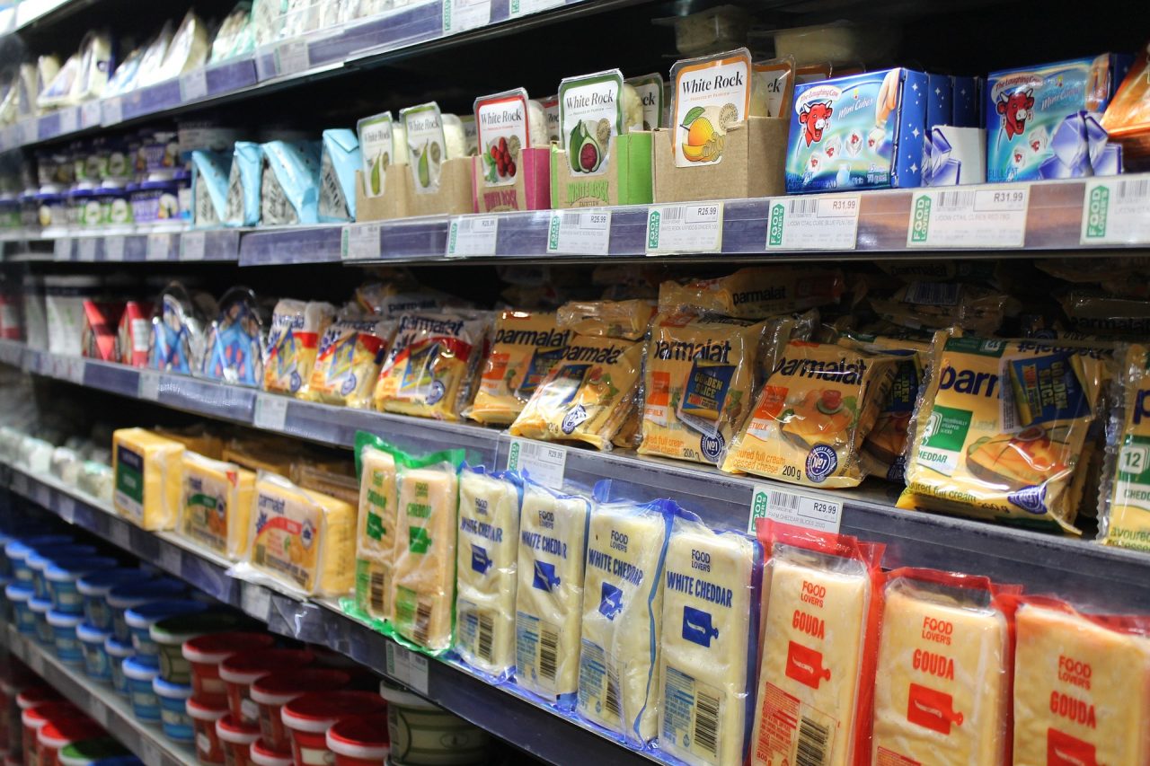Prodotti scaduti e alimenti mal conservati in negozio: oltre 8mila euro di multa al titolare