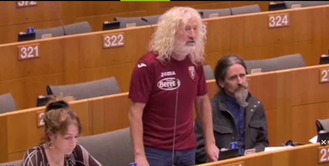 L’esultanza in Parlamento a Strasburgo dell’eurodeputato irlandese per la vittoria del Toro sul Sassuolo