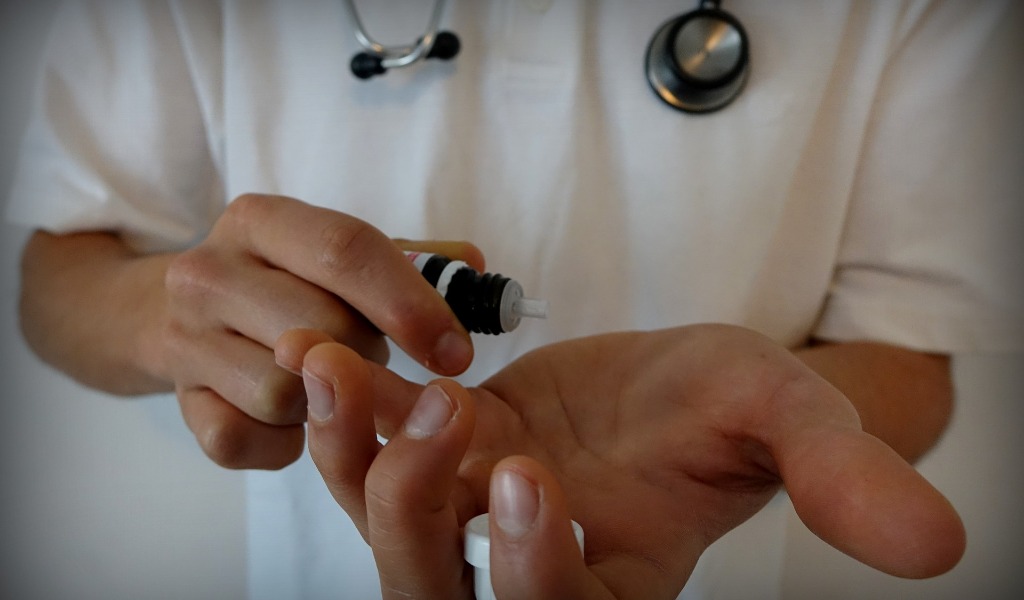 Finta naturopata prescrive diete dimagranti ed esegue test intolleranze in centro estetico