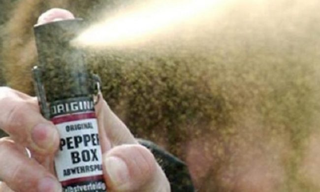 Tampona un veicolo poi aggredisce il conducente che per difendersi gli spruzza dello spray urticante in faccia
