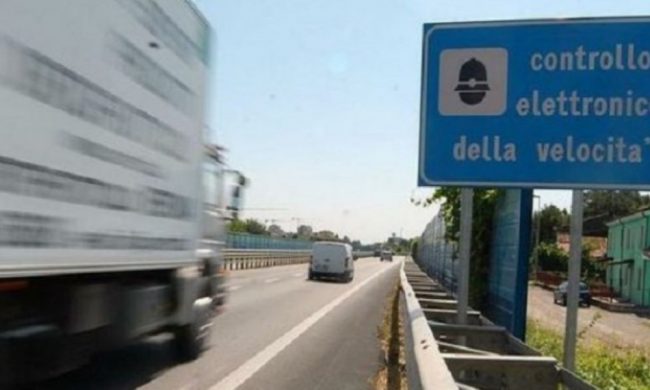 A 242 chilometri orari sulla Torino-Aosta, maxi multa e patente ritirata