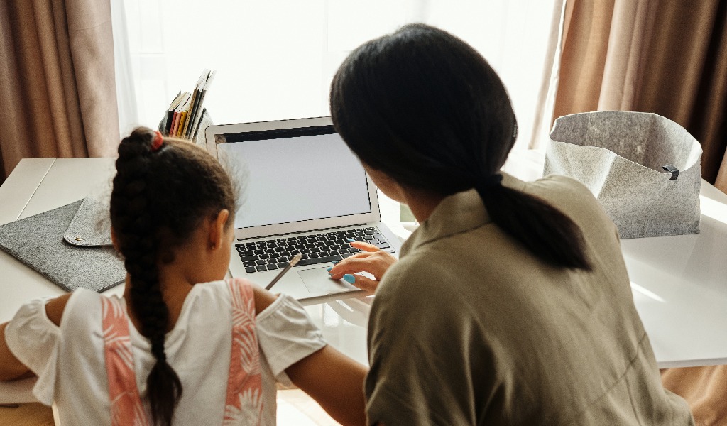 Catechista si sente male durante la Dad, soccorsa grazie a bimbo e mamme