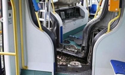 Le foto del tram deragliato e spezzatosi in due