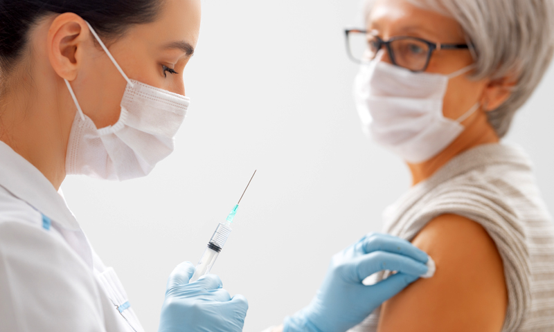 “Sicuro ed efficace”: il via libera al vaccino AstraZeneca da parte dell’Ema