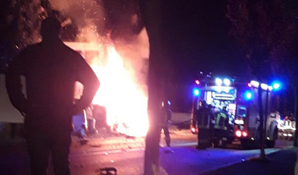 Muore carbonizzato nella sua auto dopo aver travolto un palo della luce