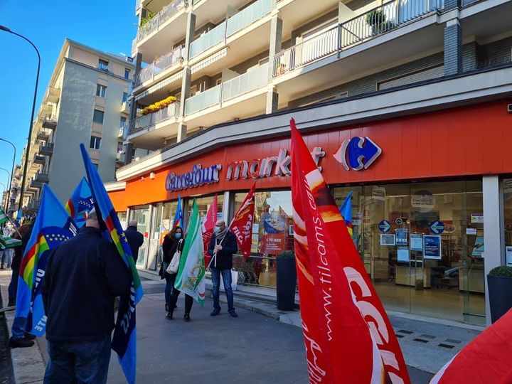 Presidio al Carrefour di via Tripoli: minacce di morte al sindacalista e lavoratori puniti con la cassa integrazione