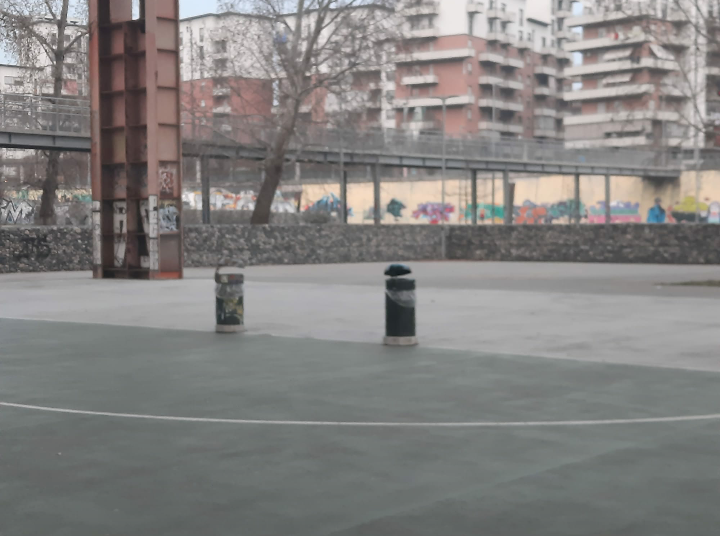 Parco Dora: cestini dei rifiuti al posto delle porte nel campetto da calcio