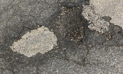 L'asfalto "colabrodo" di corso Molise è tutto un rattoppo ed è sempre più pericoloso