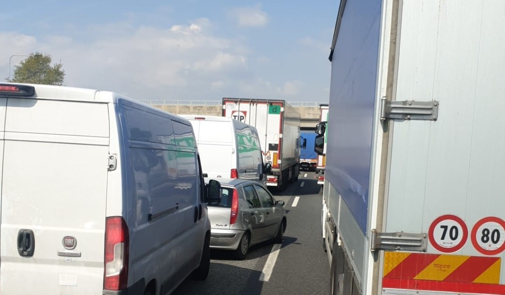 Veicoli a passo d’uomo in Tangenziale per protestare contro i provvedimenti antiCovid