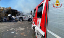 Incendio in via Lanzo: proseguono le operazioni dei vigili del fuoco