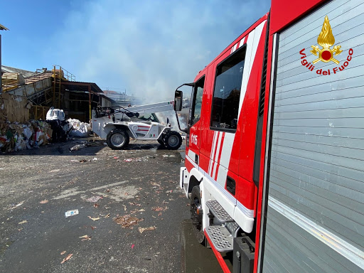 Incendio in via Lanzo: proseguono le operazioni dei vigili del fuoco